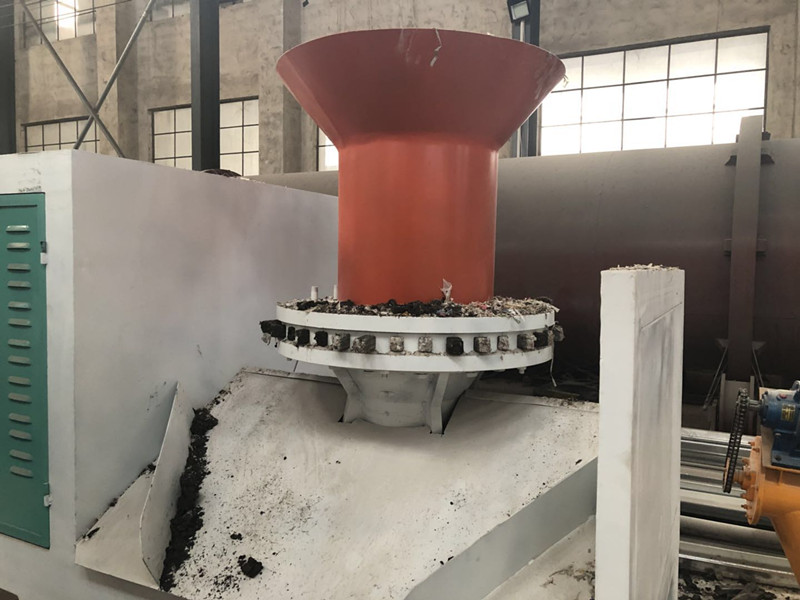 正在壓制生活垃圾的壓塊機 垃圾壓塊機